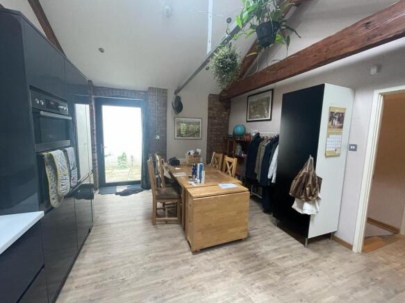 Kitchen pic 2.jpg