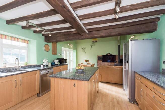 LIVING FAMILY KITCHEN