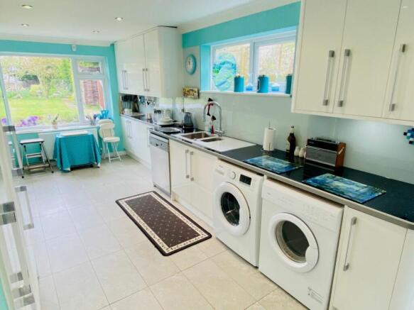 KITCHEN/BREAKFAST ROOM