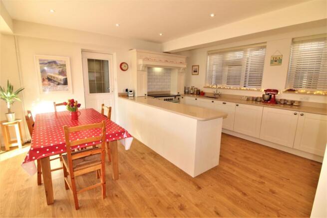 KITCHEN FAMILY ROOM