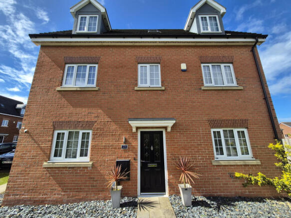 4 bed detached house for sale Broadleaf Crescent,