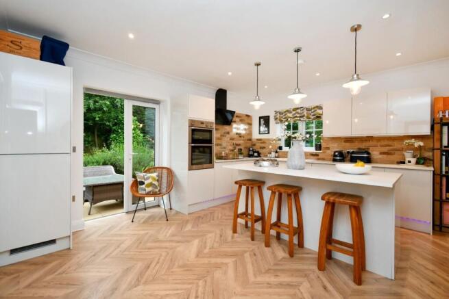 5 bed Detached for sale Image 5