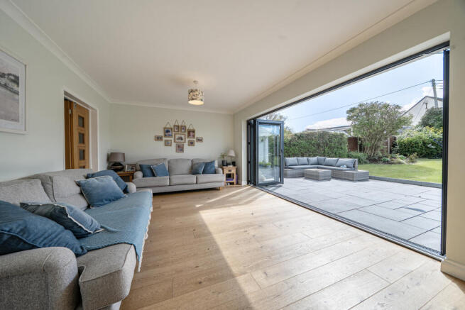 Open Plan Living Room / Fitted Kitchen / Breakfast