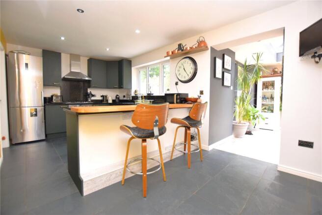 5 bed Detached for sale Image 4