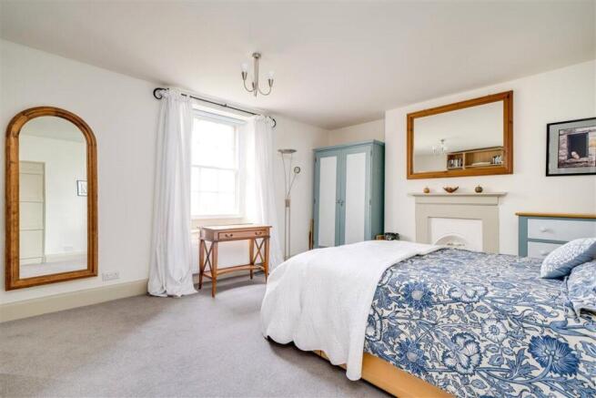 4 bed House for sale Image 8