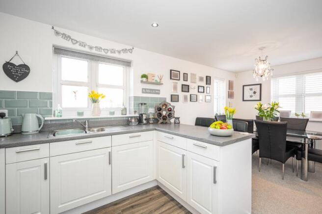  Kitchen / Dining Room