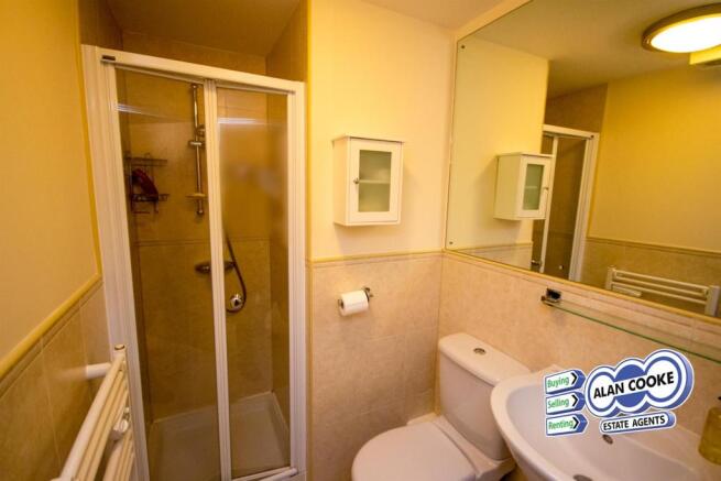 EN-SUITE SHOWER ROOM