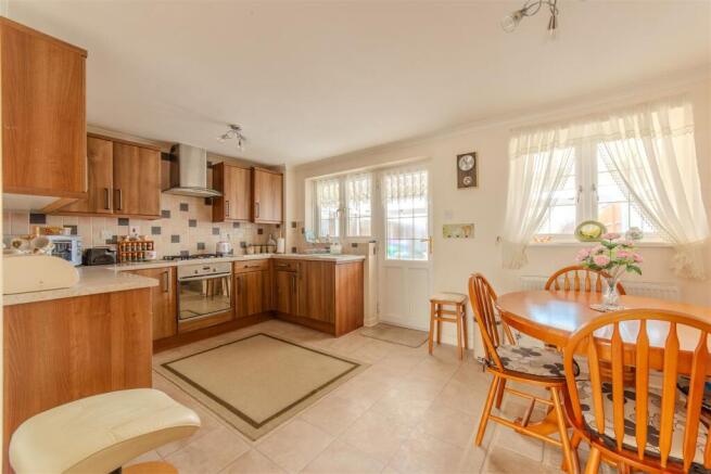 56 Gifford Close-12.jpg