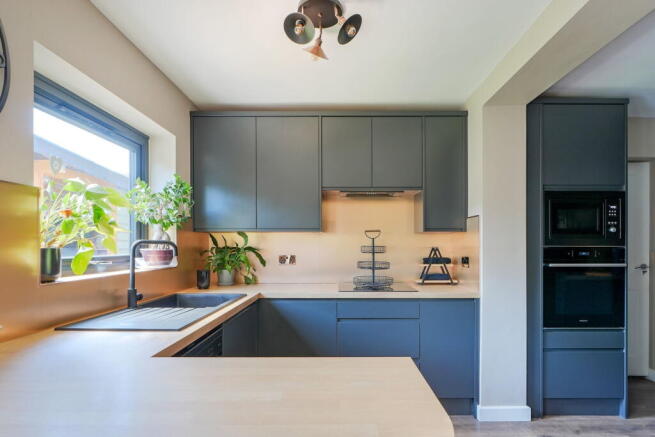 4 bed Semi-Detached for sale Image 10