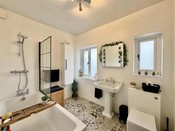 4 bed Semi-Detached for sale Image 4