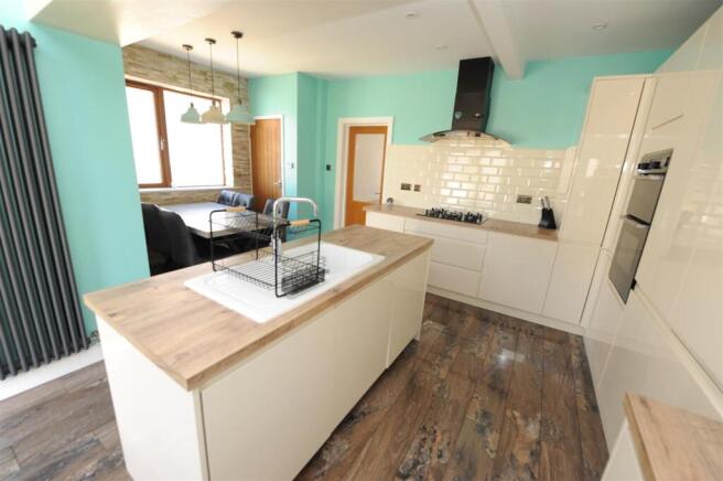 4 bed Semi-Detached for sale Image 8