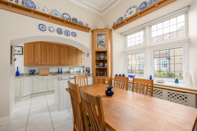 4 bed House for sale Image 8