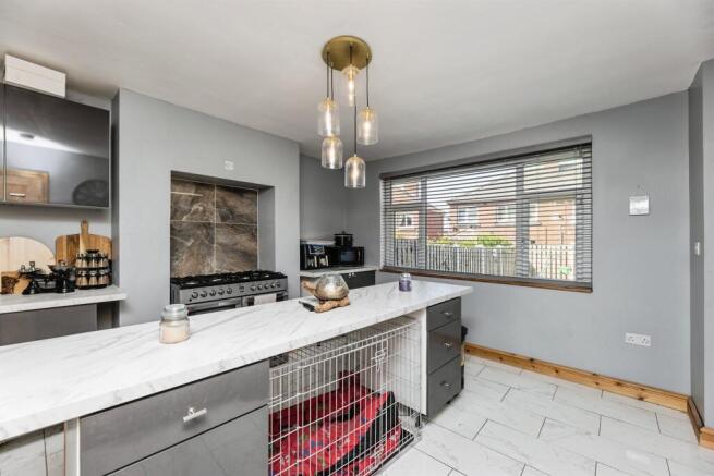 3 bed Semi-Detached for sale Image 6