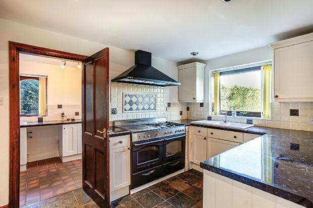 MAIN KITCHEN photo2