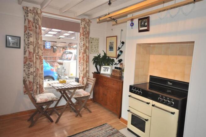 FURTHER VIEW OF THE DINING KITCHEN