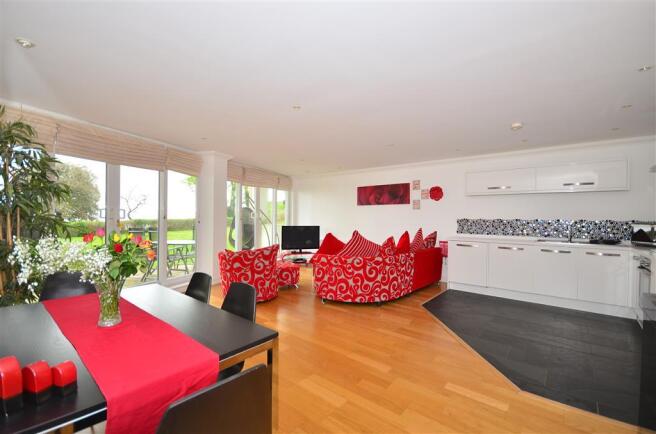 Lounge/ Dining Area