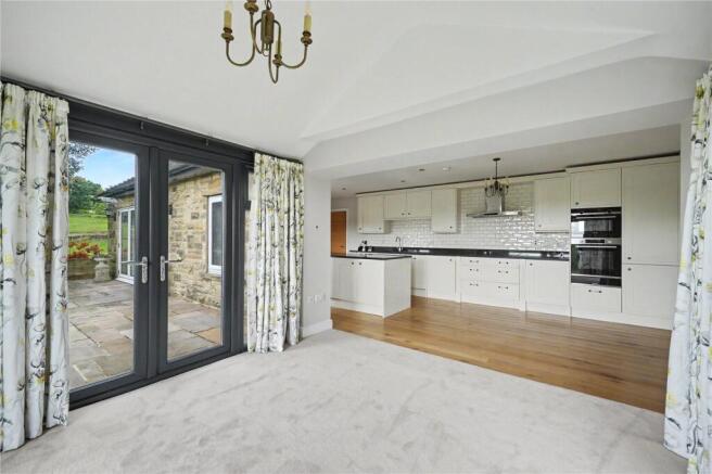 4 bed Bungalow for sale Image 6