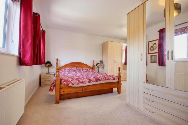 5 bed Detached for sale Image 9