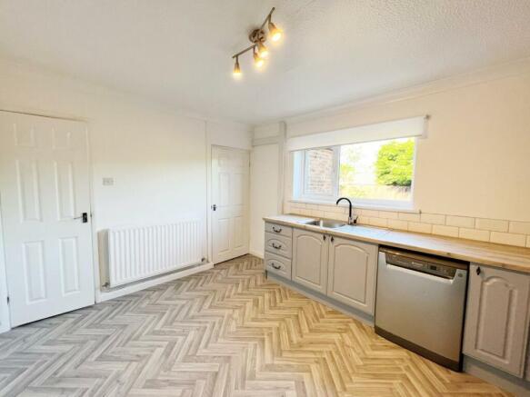 Kitchen pic 2.jpg