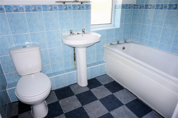 FAMILY BATHROOM :