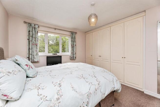 4 bed Detached for sale Image 11