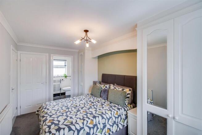 4 bed Detached for sale Image 8