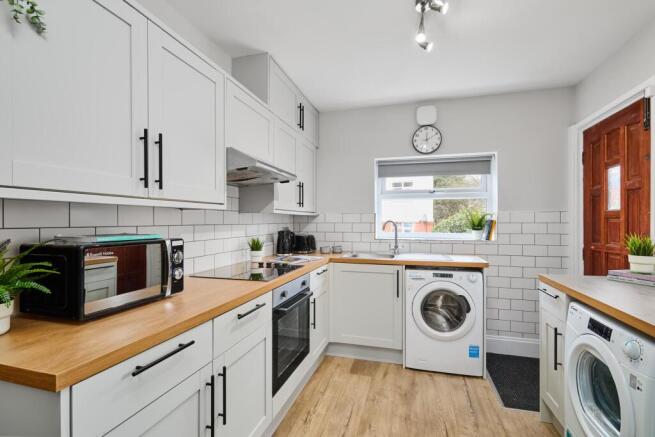 7 bed House to rent Image 8