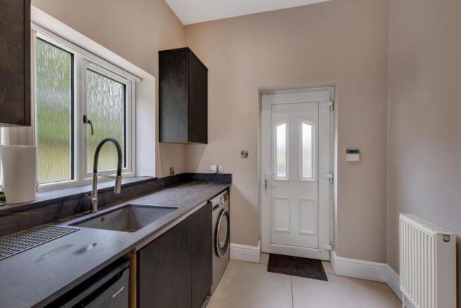 5 bed Detached for sale Image 9