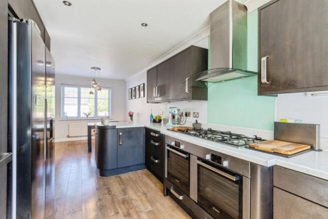 5 bed Detached for sale Image 8