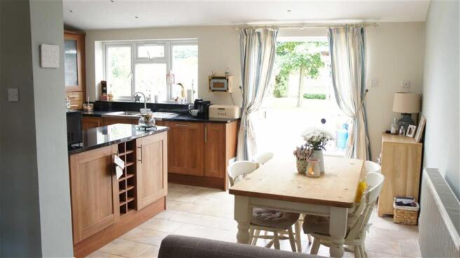 OPEN-PLAN LIVING/KITCHEN/DINER