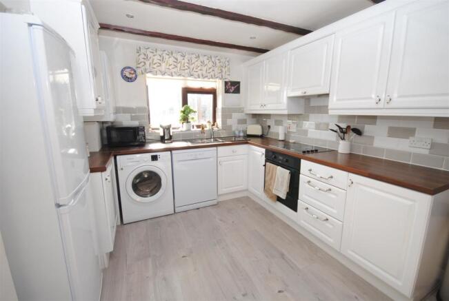 1pinfoldcottagessidekitchen.JPG