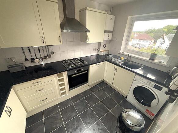 FITTED KITCHEN