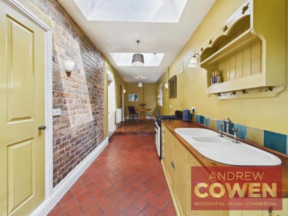 4 bed House for sale Image 12