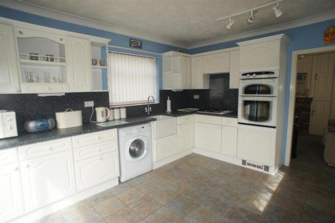 KITCHEN/BREAKFAST RO