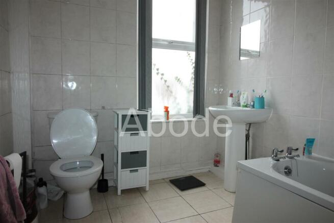 3 bed Flat to rent Image 8