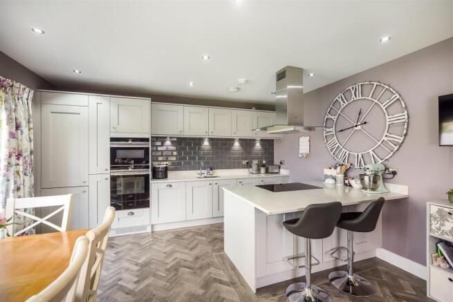 4 bed Detached for sale Image 10