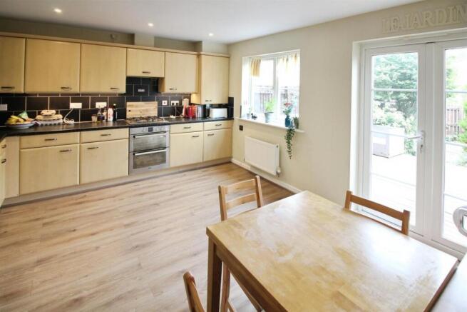 4 bed Town House for sale Image 4