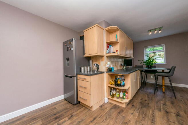 5 bed Detached for sale Image 8