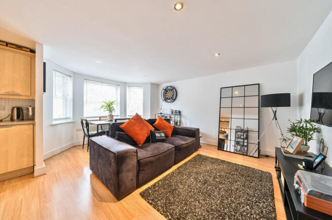 1327704-7-688137a...