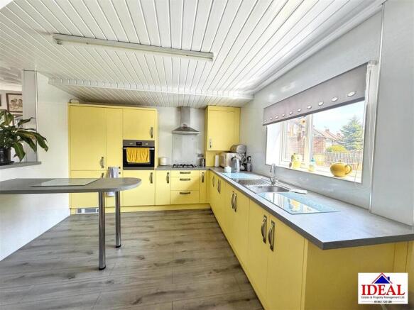 3 bed Semi-Detached for sale Image 6