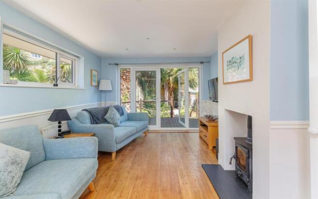 Bright sitting with with doors to garden
