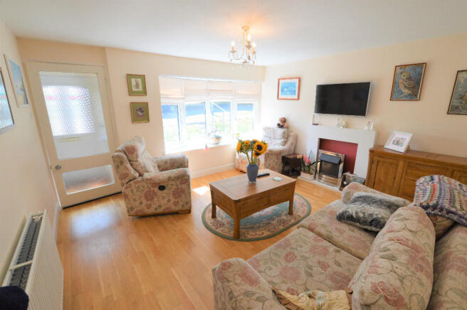 Lounge To Front