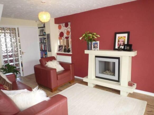 SPACIOUS SITTING ROOM