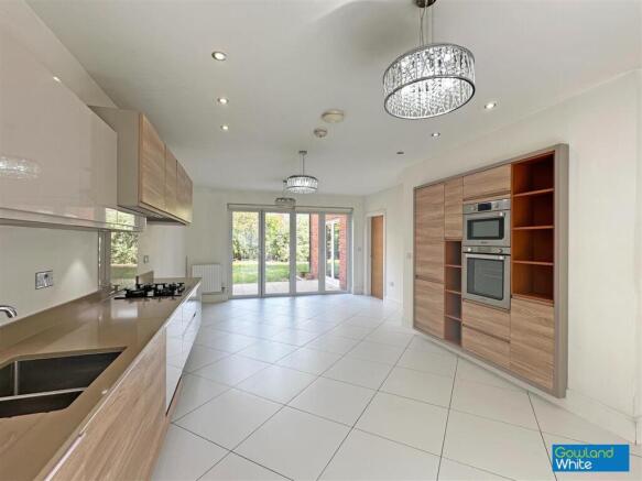 5 bed Detached to rent Image 4