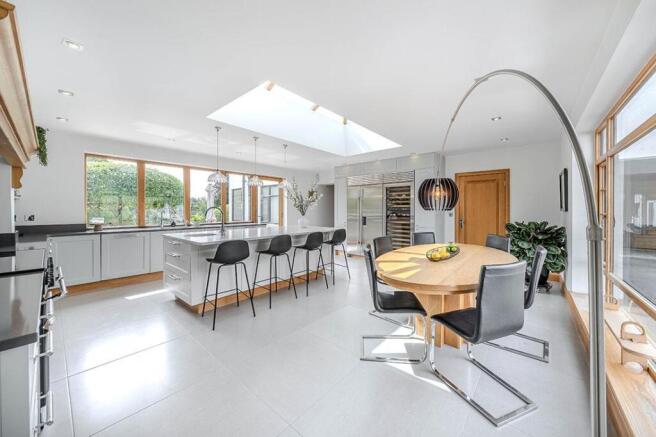 6 bed Detached for sale Image 5