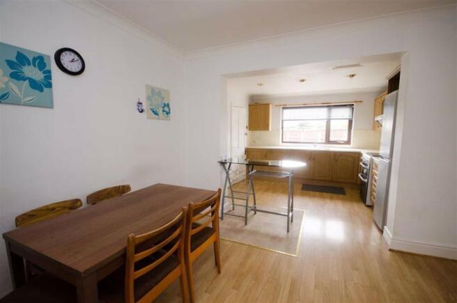 KITCHEN/DINING AREA