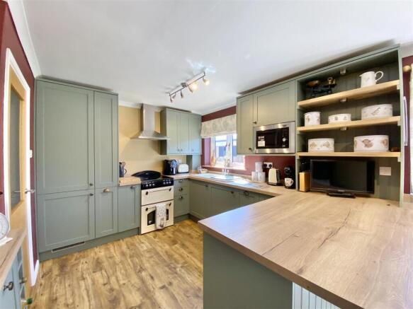 3 bed Semi-Detached for sale Image 6