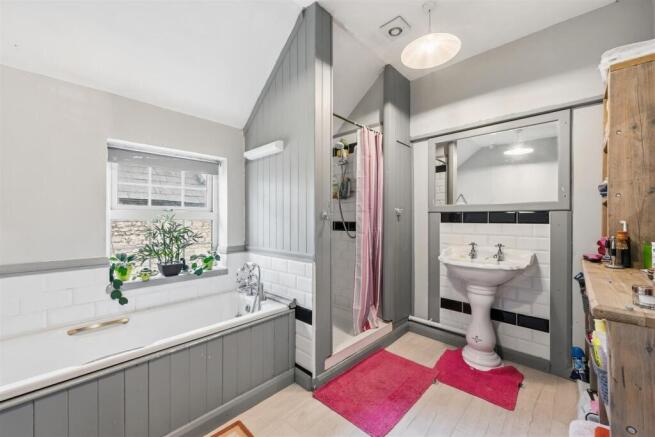 Mallin House - Bathroom