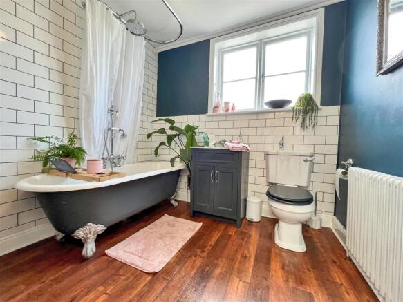 family bathroom.jpg