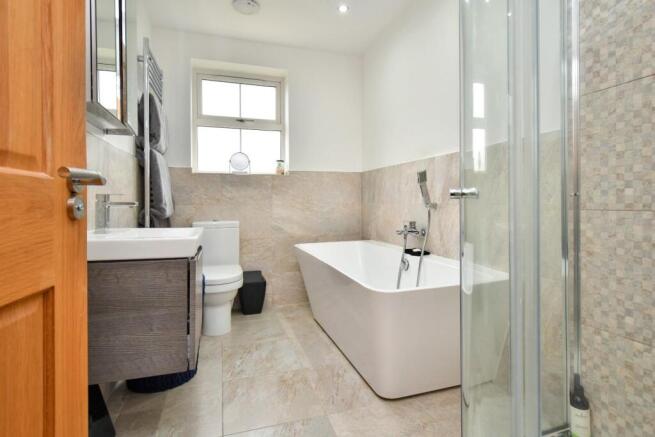 5 bed Detached for sale Image 9